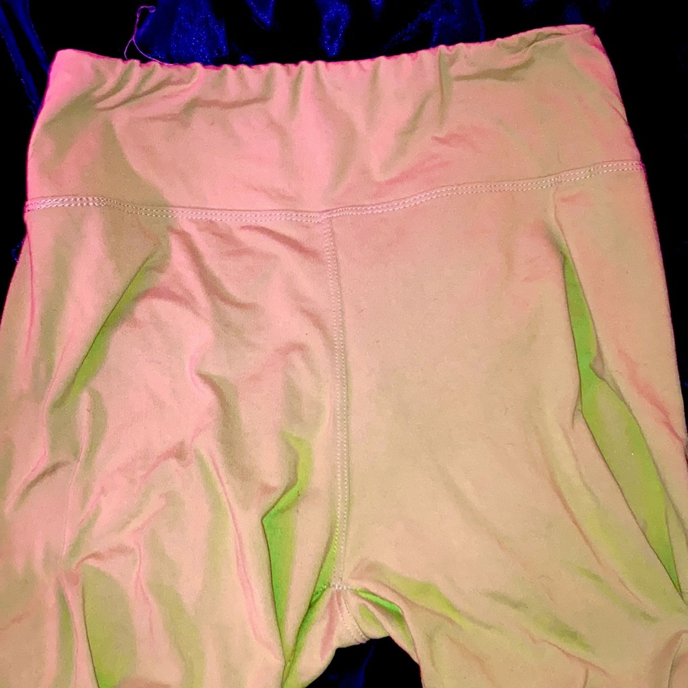 SUPER SOFT green leggings.